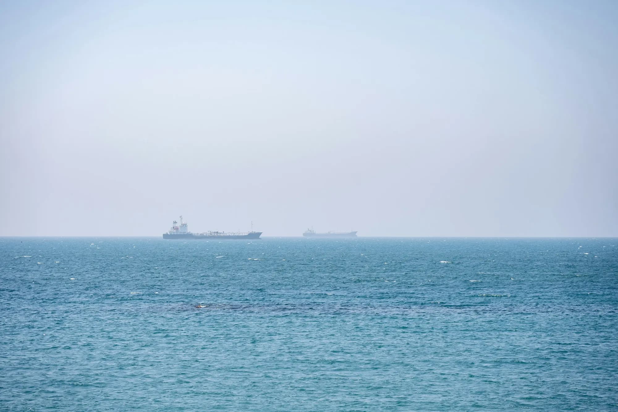 ناقلات نفط ومنتجات بترولية في عرض البحر